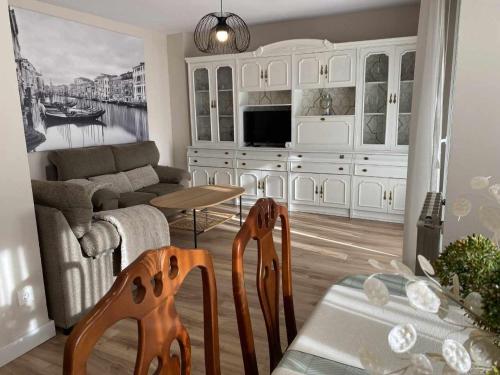 設施, Mirador Solasierra montaña y pantano VUT-LE-5623 (Mirador Solasierra montana y pantano VUT-LE-5623) in 里亞諾