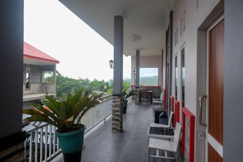 Balcony/terrace, OYO 90687 Maharatu Homestay in Serang