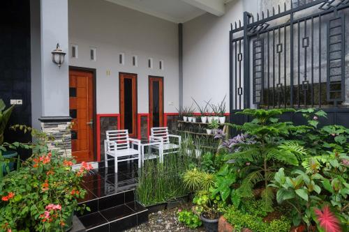 Balcony/terrace, OYO 90687 Maharatu Homestay in Serang