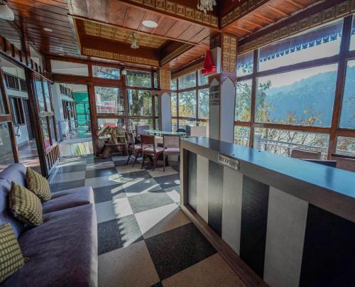 Lobby, Hotel Silverton in Nainital