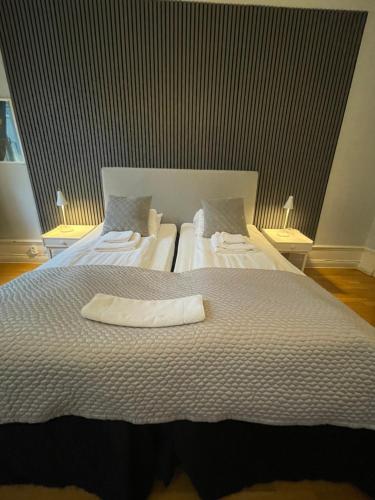 2 twin beds