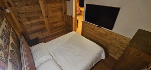 COURMAYEUR, VERRAND: IMMERSA NEL VERDE E CON VISTA in Verrand