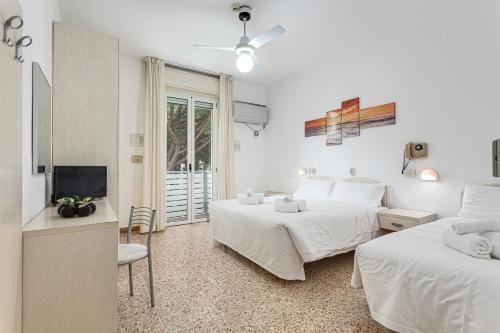 1 double bed, 1 twin bed