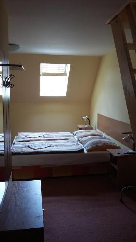 4 twin beds