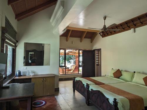 1 king bed, 2 twin beds