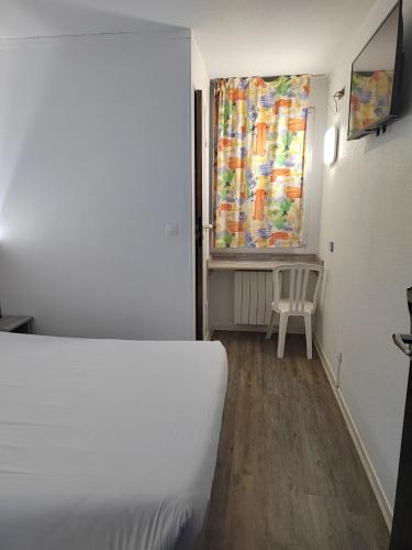 Alpha Hotel - image 6