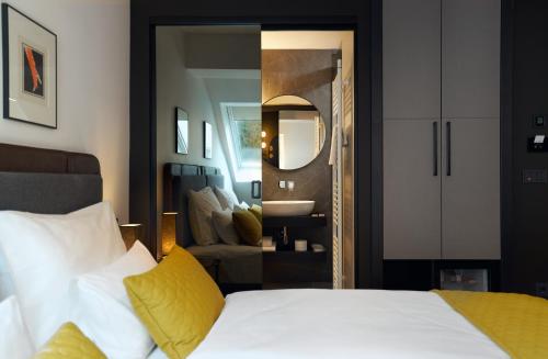 Deluxe Double Room image 6