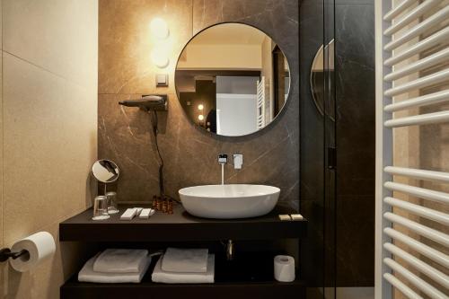Deluxe Double Room image 5