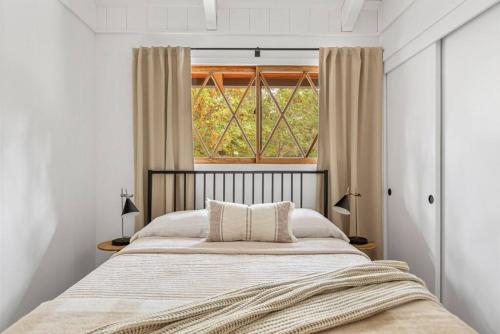 La Sierra Bella Cabin Designed by Yahaira Familia in Big Bear City, USA