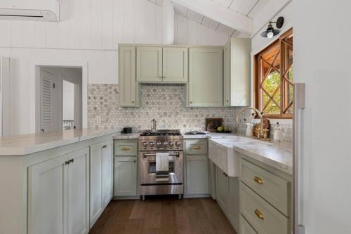 La Sierra Bella Cabin Designed by Yahaira Familia in Big Bear City, USA
