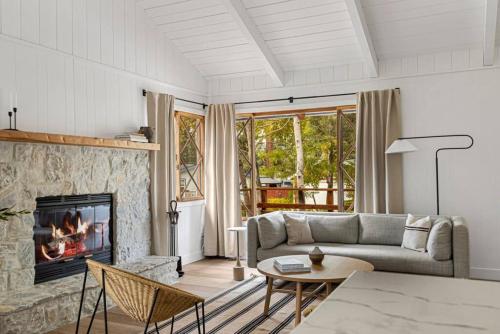 La Sierra Bella Cabin Designed by Yahaira Familia in Big Bear City, USA