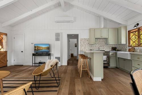 La Sierra Bella Cabin Designed by Yahaira Familia in Big Bear City, USA