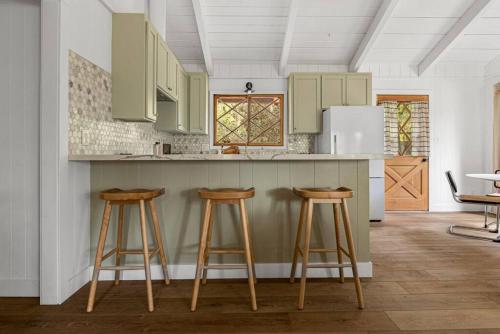 La Sierra Bella Cabin Designed by Yahaira Familia in Big Bear City, USA