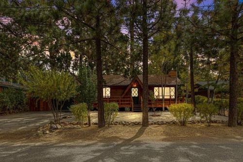 La Sierra Bella Cabin Designed by Yahaira Familia in Big Bear City, USA