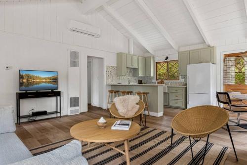La Sierra Bella Cabin Designed by Yahaira Familia in Big Bear City, USA