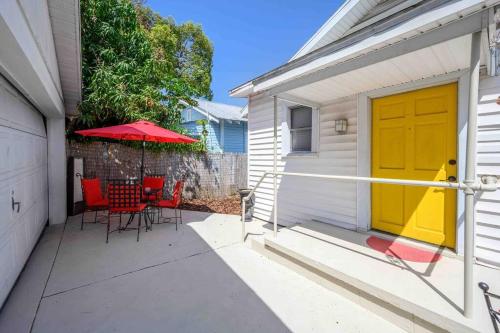 No Ho yellow door bungalow in Tampa, USA