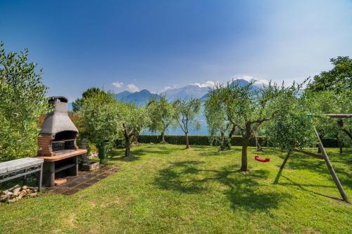 Bellagio Village- 4 Apartments by the lake - Seasonal Warm Pool and Sauna