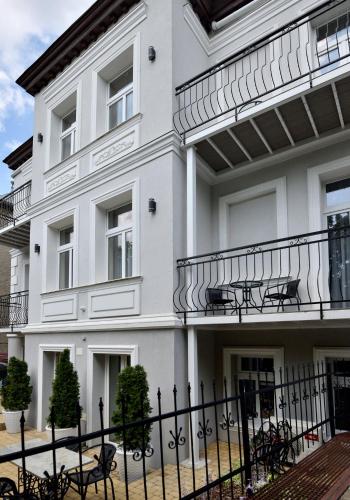 外部景觀, 庭院別墅 (Villa Casteria) in 緬濟茲德羅耶