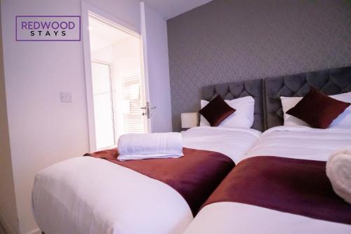 2 Bedroom 2 Bathroom Quality Serviced Accommodation Perfect for Contractors & Families FREE Parking & WiFi with 1 Double 2 Single Beds by Firoz Property Management - main image