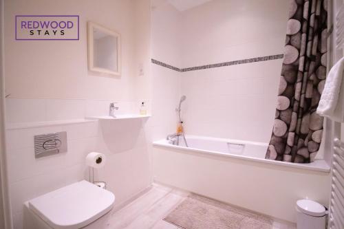 2 Bedroom 2 Bathroom Quality Serviced Accommodation Perfect for Contractors & Families FREE Parking & WiFi with 1 Double 2 Single Beds by Firoz Property Management - image 10