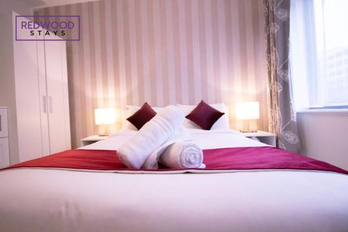 2 Bedroom 2 Bathroom Quality Serviced Accommodation Perfect for Contractors & Families FREE Parking & WiFi with 1 Double 2 Single Beds by Firoz Property Management - image 14
