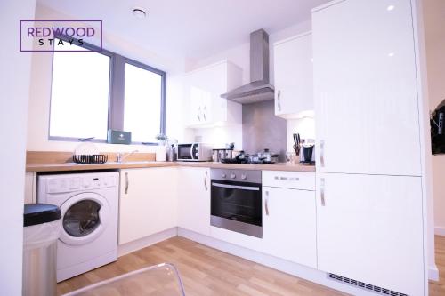 2 Bedroom 2 Bathroom Quality Serviced Accommodation Perfect for Contractors & Families FREE Parking & WiFi with 1 Double 2 Single Beds by Firoz Property Management - image 7