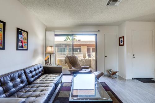 Palm Springs Condo with Pool Access, Walk to Dtwn! in Palm Springs, USA
