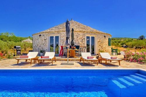 Island Getaway - Heritage House with heated pool