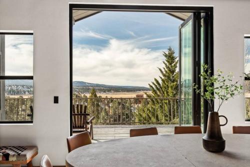 Steel Pine Lodge A Rustic Mountain Retreat Views in Baldwin Lake, USA