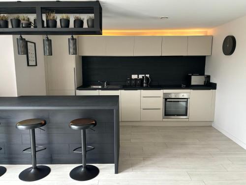 Riverside Wharf - Free Parking, Business, Couples & Families, Manchester (photo 2)