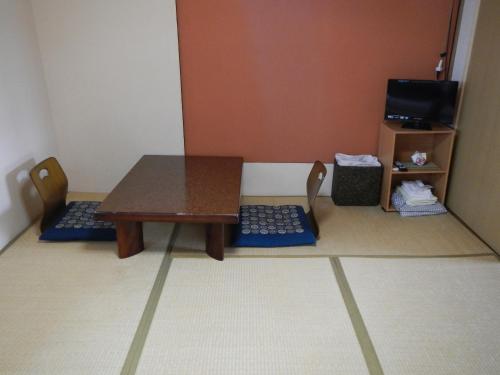 Twin Room image 3