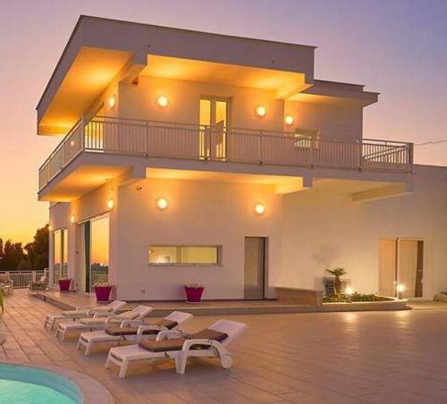  Luxurious Villa in Favara + Pool in Favara