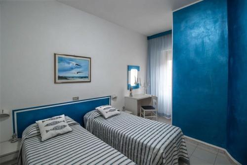 2 twin beds