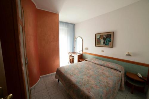 1 double bed, 1 twin bed