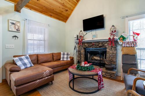 Azure Woods Grill Fireplace GameArea CommunityPool in Townsend, USA