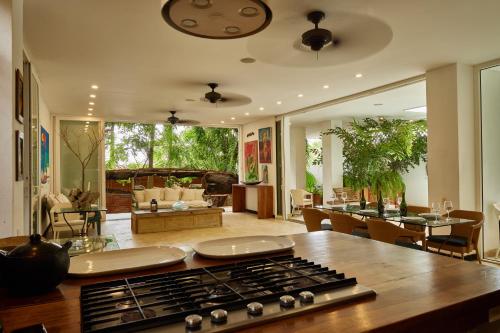 Lujosa Villa con Piscina Privada, Jacuzzi, Terraza, BBQ, AC muy Cerca de la Playa in 曼薩尼約