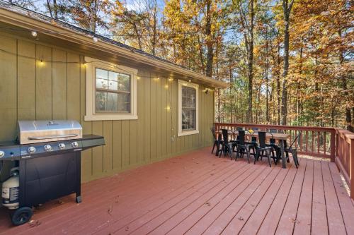 Emerald Cabin W/Hot tub, Firepit, Lake, Skiing