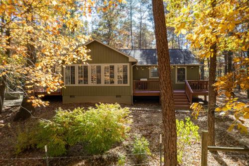 Emerald Cabin W/Hot tub, Firepit, Lake, Skiing