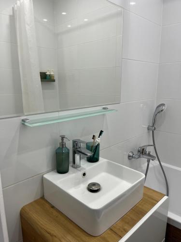 Elegant Escape apartment III - free parking, easy access to City Center, Братислава (фото 10)