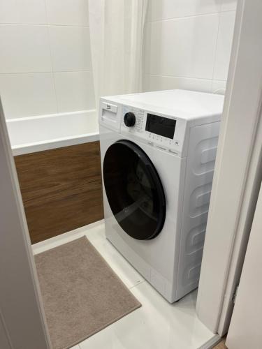 Elegant Escape apartment III - free parking, easy access to City Center, Братислава (фото 11)