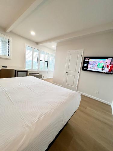 Deluxe King Room - Non-Smoking image 6