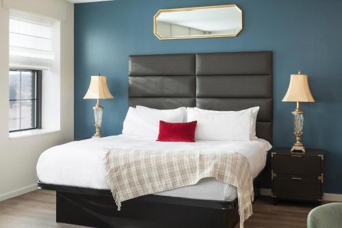 Landmark Inn - image 8