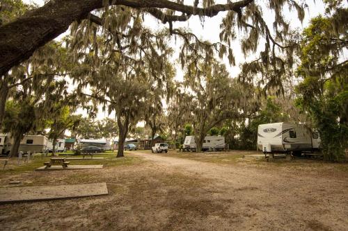 Oak Harbor RV Resort in Haines City, USA