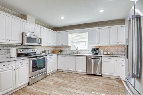 Pet-Friendly Bradenton Home Lanai with Heated Pool! in Bradenton, USA
