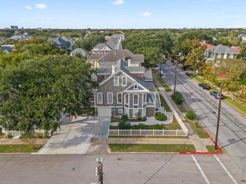 Historic Galveston Family Beach Home With 3 King Beds in Galveston, USA