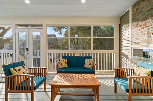 Historic Galveston Family Beach Home With 3 King Beds in Galveston, USA