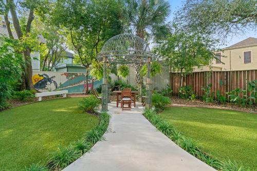 Historic Galveston Family Beach Home With 3 King Beds in Galveston, USA