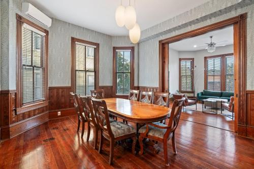 Historic Galveston Family Beach Home With 3 King Beds in Galveston, USA