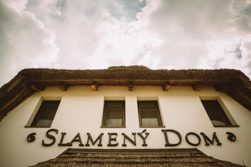 Hotel Slamený dom