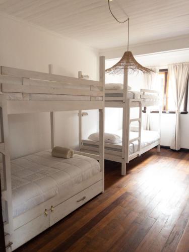4 twin beds